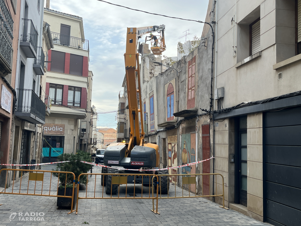 L’Ajuntament de Tàrrega enderroca un edifici deshabitat del carrer d’Urgell com a mesura de seguretat