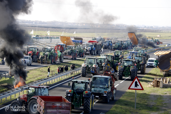 Una cinquantena de tractors tallen l'A-2 a Fondarella per protestar contra l'acord de la UE amb Mercosur