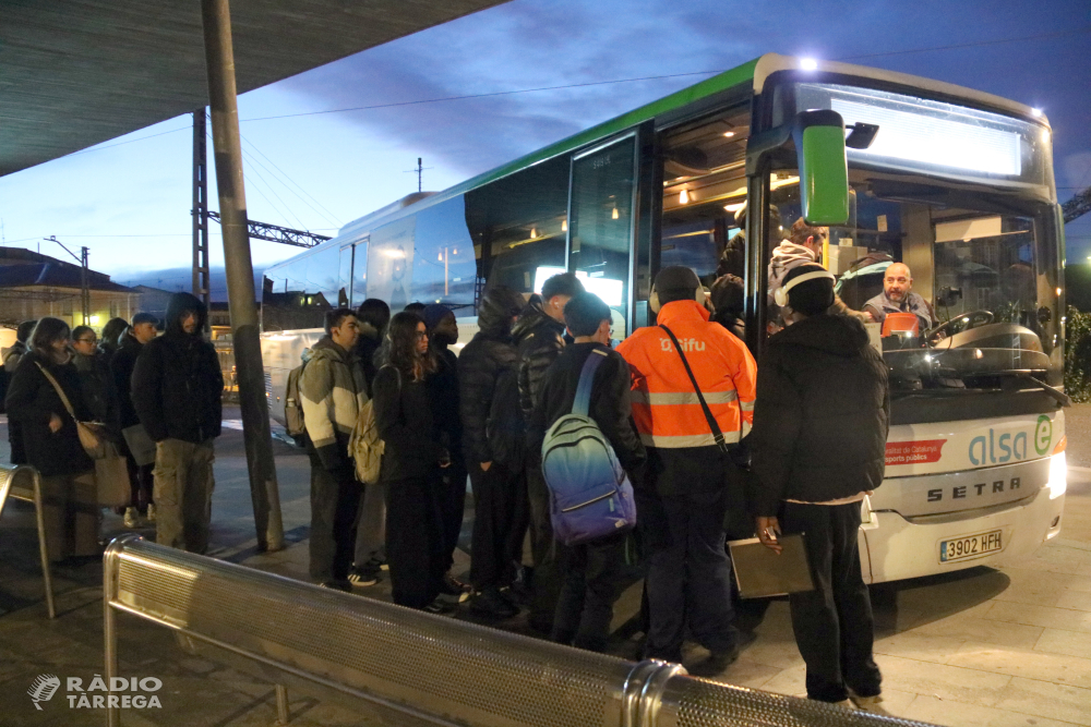 Retards en els trens i autobusos plens en la represa del servei de Rodalies a Lleida: "no m'atreveixo a agafar el tren"