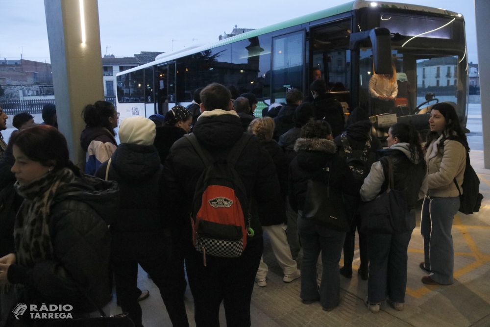 Trens sense passar i autobusos plens a Tàrrega en el primer dia de vaga de maquinistes