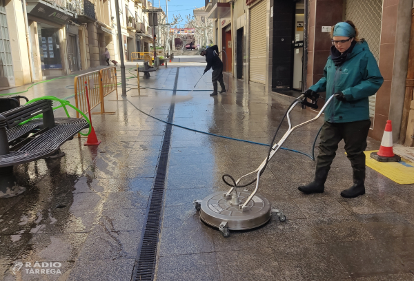 Tàrrega intensifica la neteja de carrers amb un sistema d’aigua a pressió
