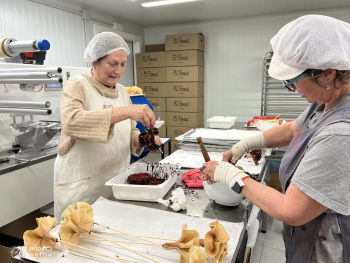 L'obrador El Rosal de Tàrrega es prepara per la campanya de Sant Jordi i espera superar les 50.000 roses de xocolata venudes l'any passat