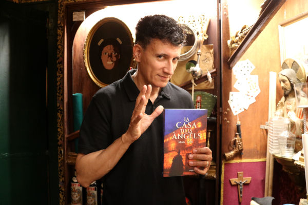 El Mag Lari publica la seva primera novel·la, 'La casa dels àngels': 'Tenia moltes ganes de fabular'