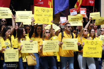 Unes 200 treballadores de llars d'infants protesten a Lleida per reclamar més recursos: 'No som guarderia, som educació'