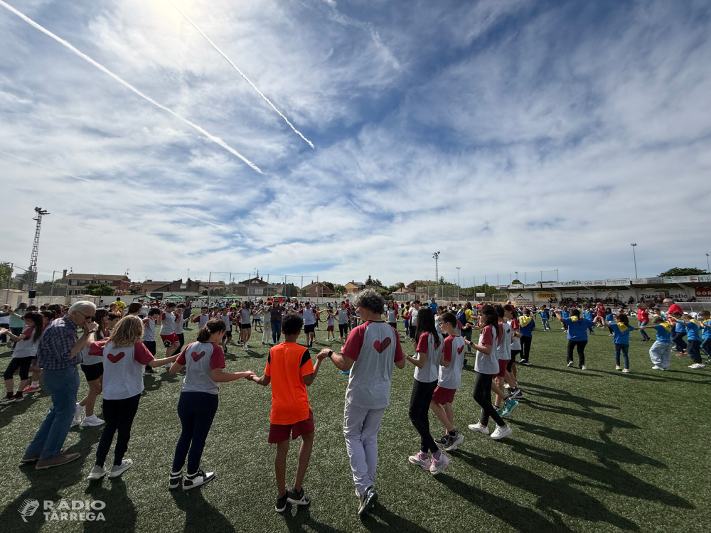 Centenars de joves es congreguen al ‘Saltem i Ballem’ de Bellpuig