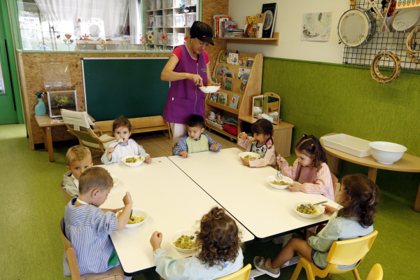 El govern espanyol ampliarà la regulació de menús saludables a les escoles infantils de 0 a 3 anys