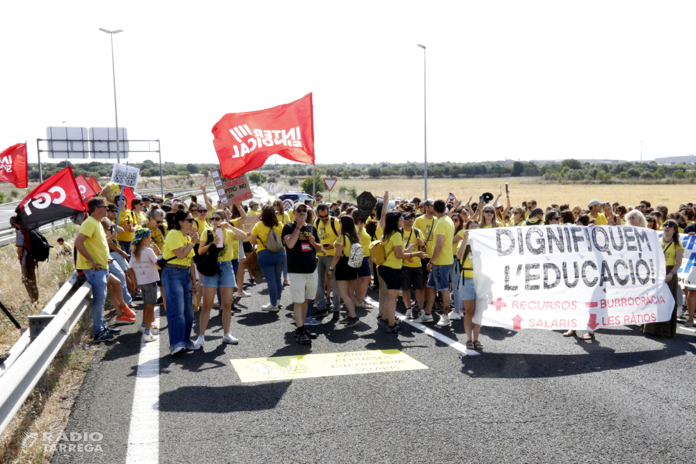 Mobilització de docents a Tàrrega amb motiu de la jornada de vaga a la demarcació de Lleida
