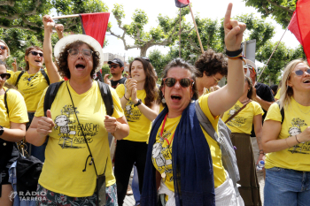 Esclat d'eufòria a Tàrrega pel 'no' al preacord enmig de crides a continuar amb la vaga i a la dimissió de Niubó