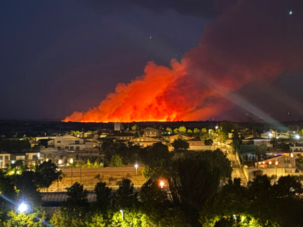 ACTUALITZACIÓ - Els Bombers alerten que el foc declarat a la zona de Rabassoles (Guimerà) avança amb intensitat