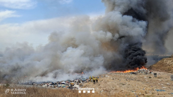 ACTUALITZACIÓ - S'amplien a 12 dotacions, 3 d'elles aèries, per l'incendi a l'abocador de Tàrrega