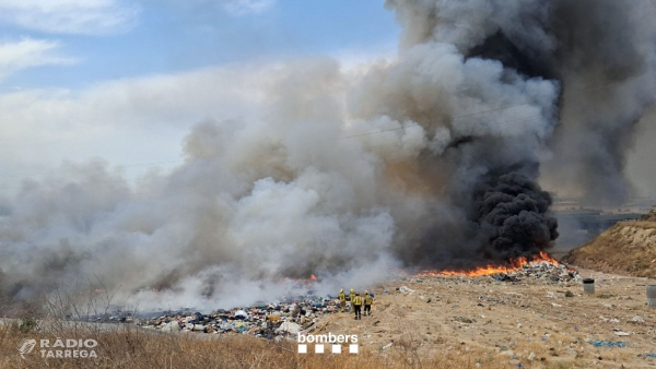 ACTUALITZACIÓ - S'amplien a 12 dotacions, 3 d'elles aèries, per l'incendi a l'abocador de Tàrrega
