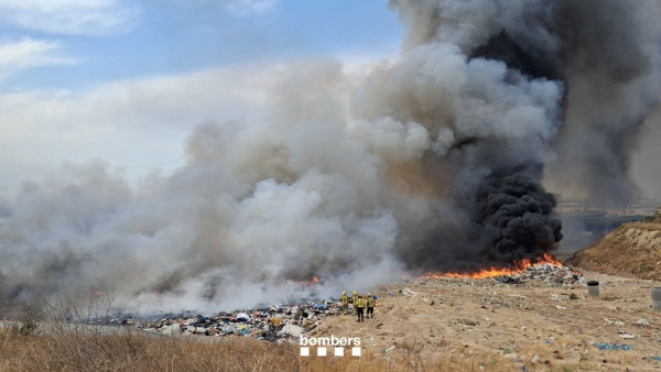 ACTUALITZACIÓ - S'amplien a 12 dotacions, 3 d'elles aèries, per l'incendi a l'abocador de Tàrrega