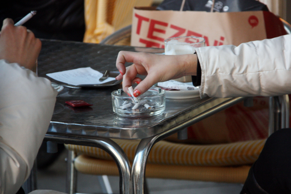 La UE avança lentament cap a la prohibició de fumar a les terrasses de bars i restaurants