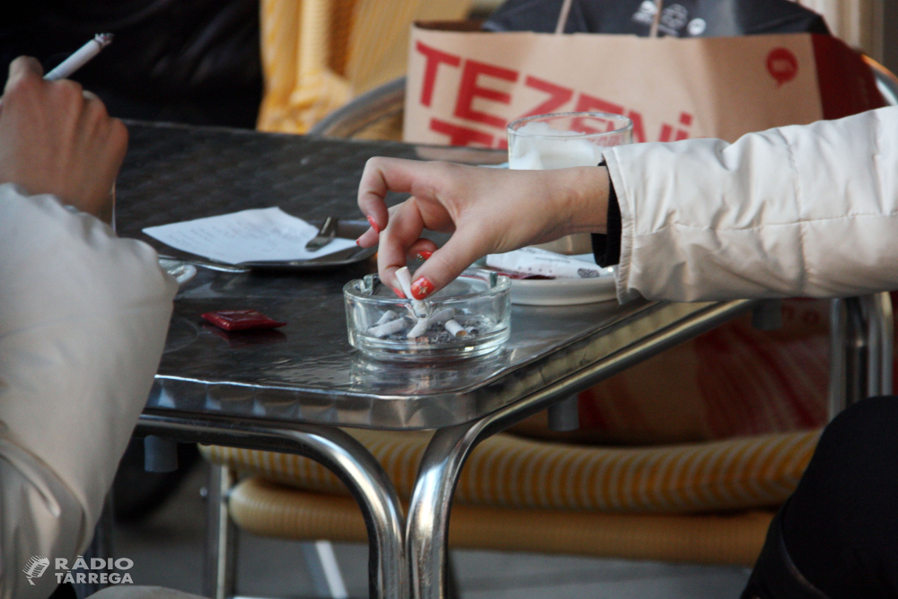 La UE avança lentament cap a la prohibició de fumar a les terrasses de bars i restaurants