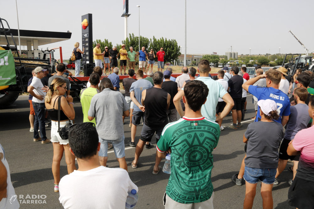 Una cinquantena de tractors tallen la C-14 a Tàrrega per protestar contra la sobrepoblació de conills i les ZEPA