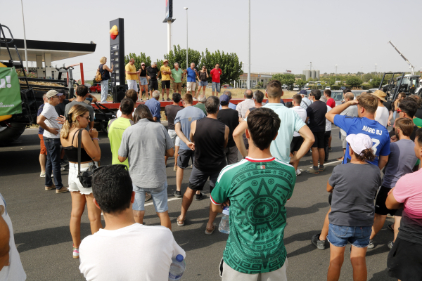 Una cinquantena de tractors tallen la C-14 a Tàrrega per protestar contra la sobrepoblació de conills i les ZEPA