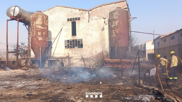 Un incendi crema marges, palets i deixalles al costat d'una granja entre Tàrrega i els Plans de Sió