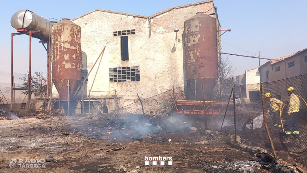 Un incendi crema marges, palets i deixalles al costat d'una granja entre Tàrrega i els Plans de Sió