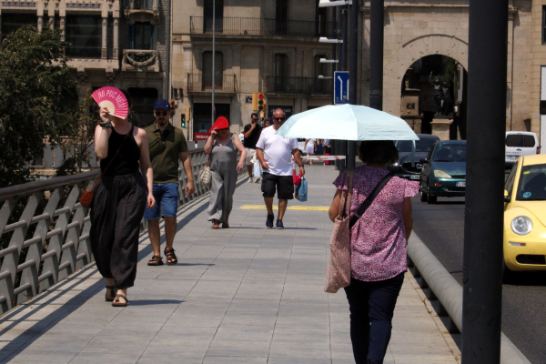 Els termòmetres s'enfilen per sobre dels 41ºC i depassen les màximes de dimecres