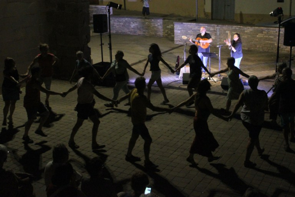 La plaça dels Comediants de Tàrrega s’omple de cançons i danses populars catalanes amb el duo Ballaveu