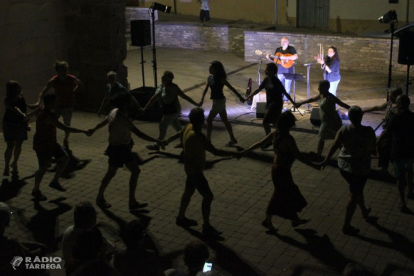 La plaça dels Comediants de Tàrrega s’omple de cançons i danses populars catalanes amb el duo Ballaveu