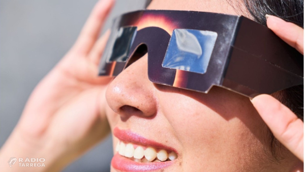 Salut alerta que mirar directament l’eclipsi pot provocar lesions oculars greus i irreversibles
