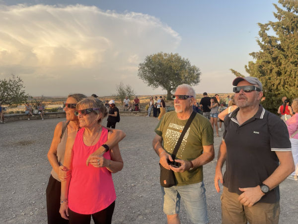 Centenars de persones es concentren al Parc de Sant Eloi per observar l’eclipsi solar