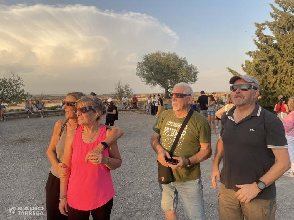 Centenars de persones es concentren al Parc de Sant Eloi per observar l’eclipsi solar