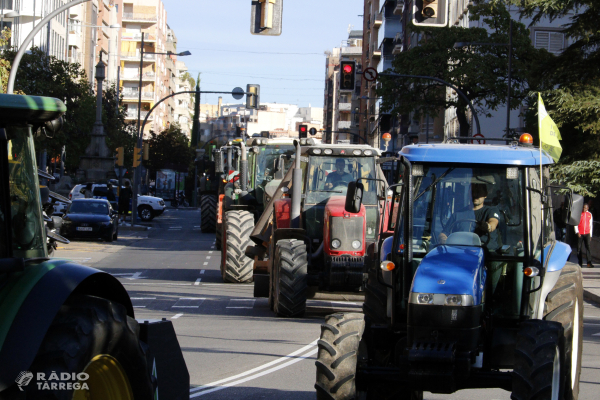 Un centenar de tractors es mobilitzen a Lleida contra l'encariment dels costos agraris