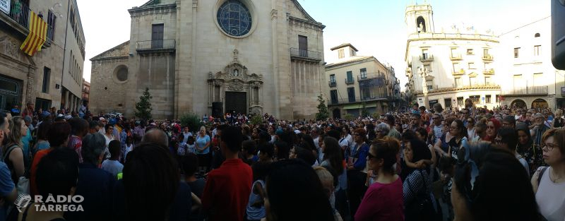 Centenars de targarins s'apleguen a la plaça Major per donar suport a la família del nen que va morir dissabte a les piscines municipals