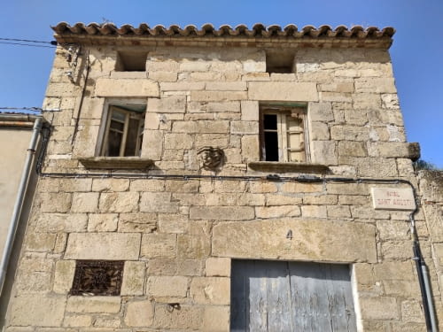 Casa amb restes del monestir dels Framenors