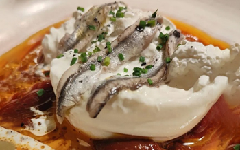 Escalivada confitada amb burrata i seitons marinats