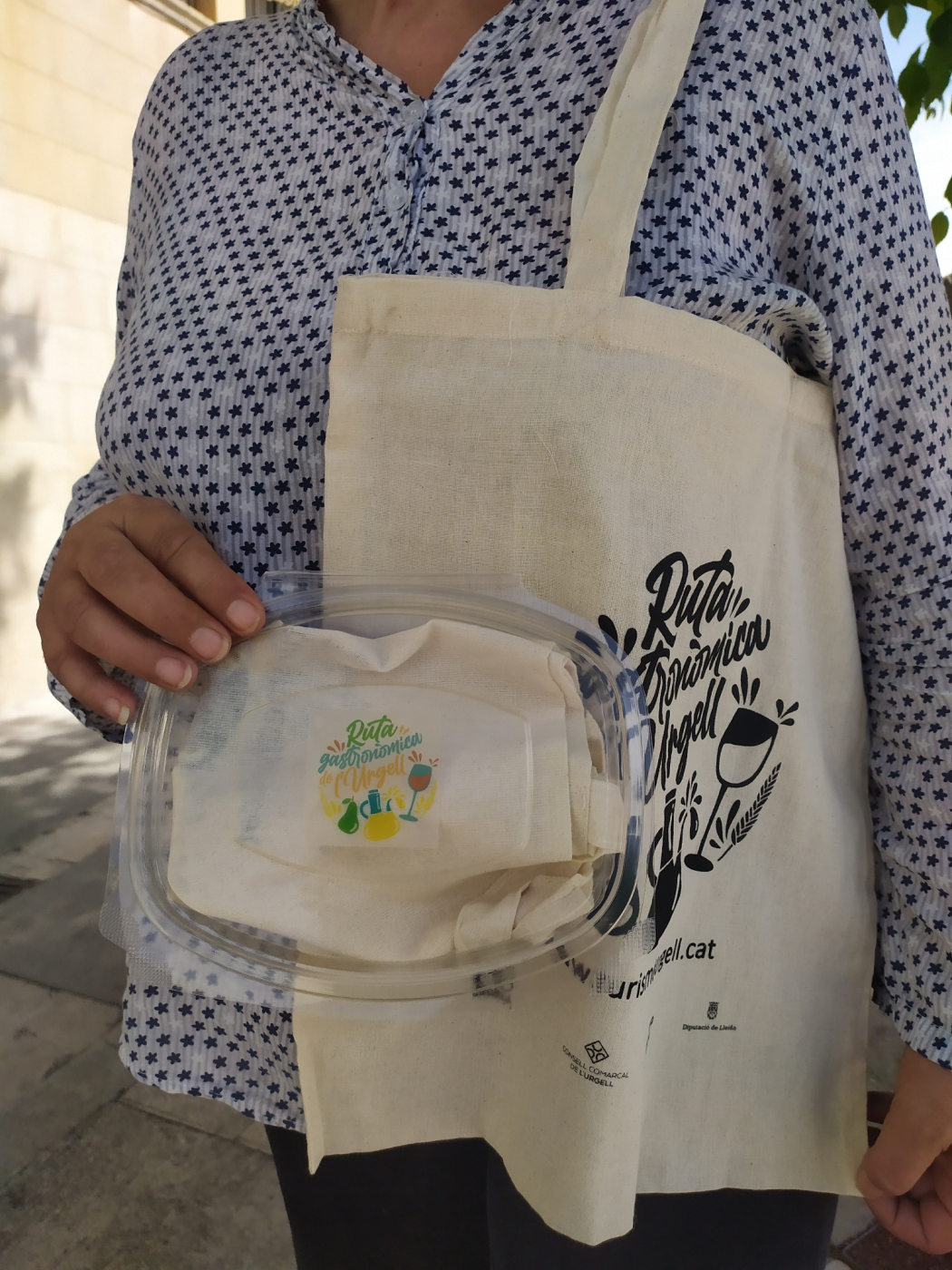 Turisme Urgell dissenya bosses i carmanyoles biodegradables
