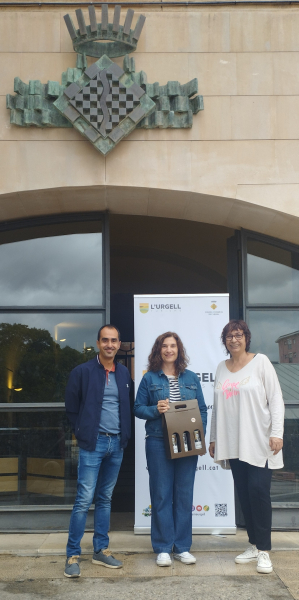 Entrega del premi a la guanyadora d'Instagram del Concurs L'Urgell, un estiu per descobrir