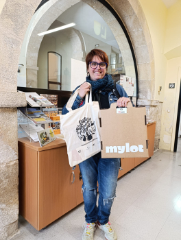 Entrega del premi, a la guanyadora del Concurs de fotos d'Instagram, floració dels fruiters