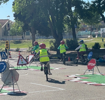 Parc de Trànsit amb la finalitat d’aprendre les normes bàsiques de circulació, els senyals de trànsit i les destreses pròpies de la conducció amb bicicleta per a l’alumnat de la comarca de l’Urgell.