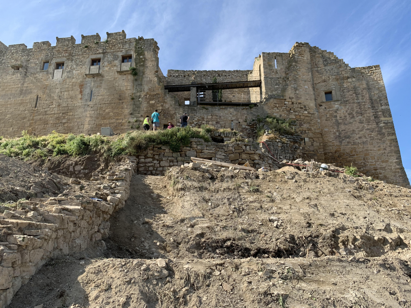Inici de les obres d’adequació dels accessos nord i oest, la consolidació estructural de l’antiga cisterna d’aigua soterrada i de diversos murs de tancament del Castell de Ciutadilla