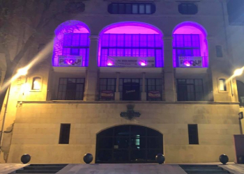Commemorem el Dia Internacional de les Dones il·luminant la façana de color lila.