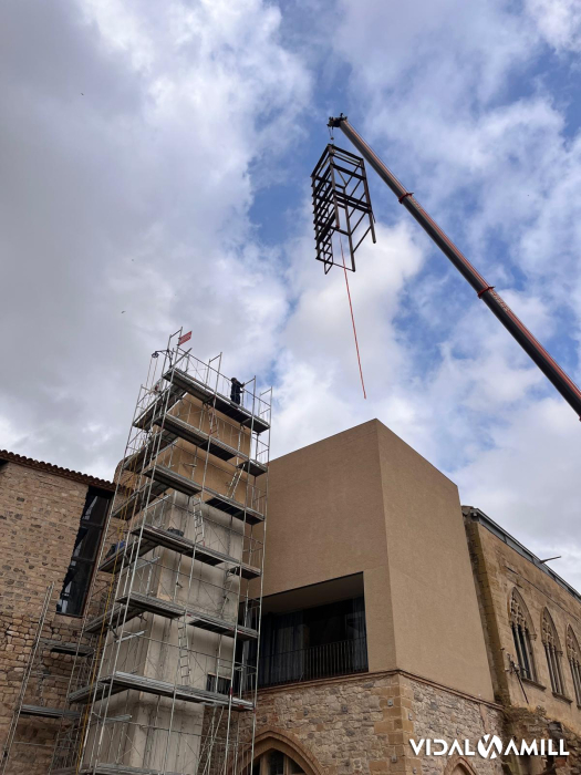 Seguim amb la millora de l’accessibilitat al Castell de Verdú amb la instal·lació d’un ascensor panoràmic