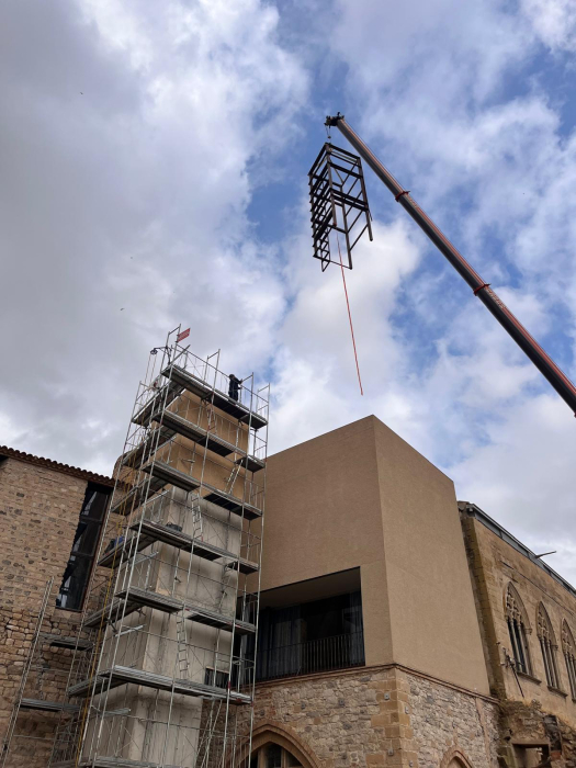 Seguim amb la millora de l’accessibilitat al Castell de Verdú amb la instal·lació d’un ascensor panoràmic