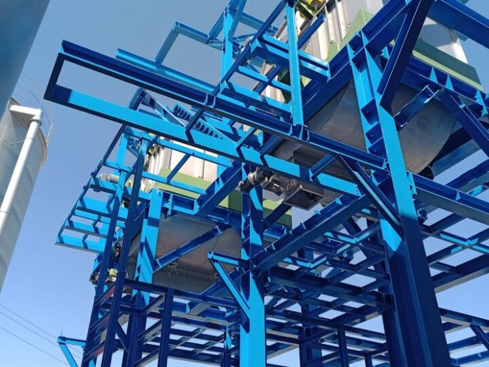 Finalizamos la instalación de la estructura metálica de soporte de filtros 60TN a la fábrica d'Alier de Rosselló