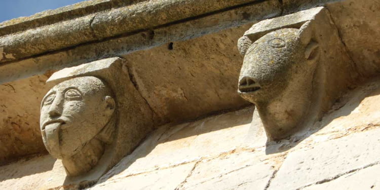 Els mascarons de l'exterior dels absis