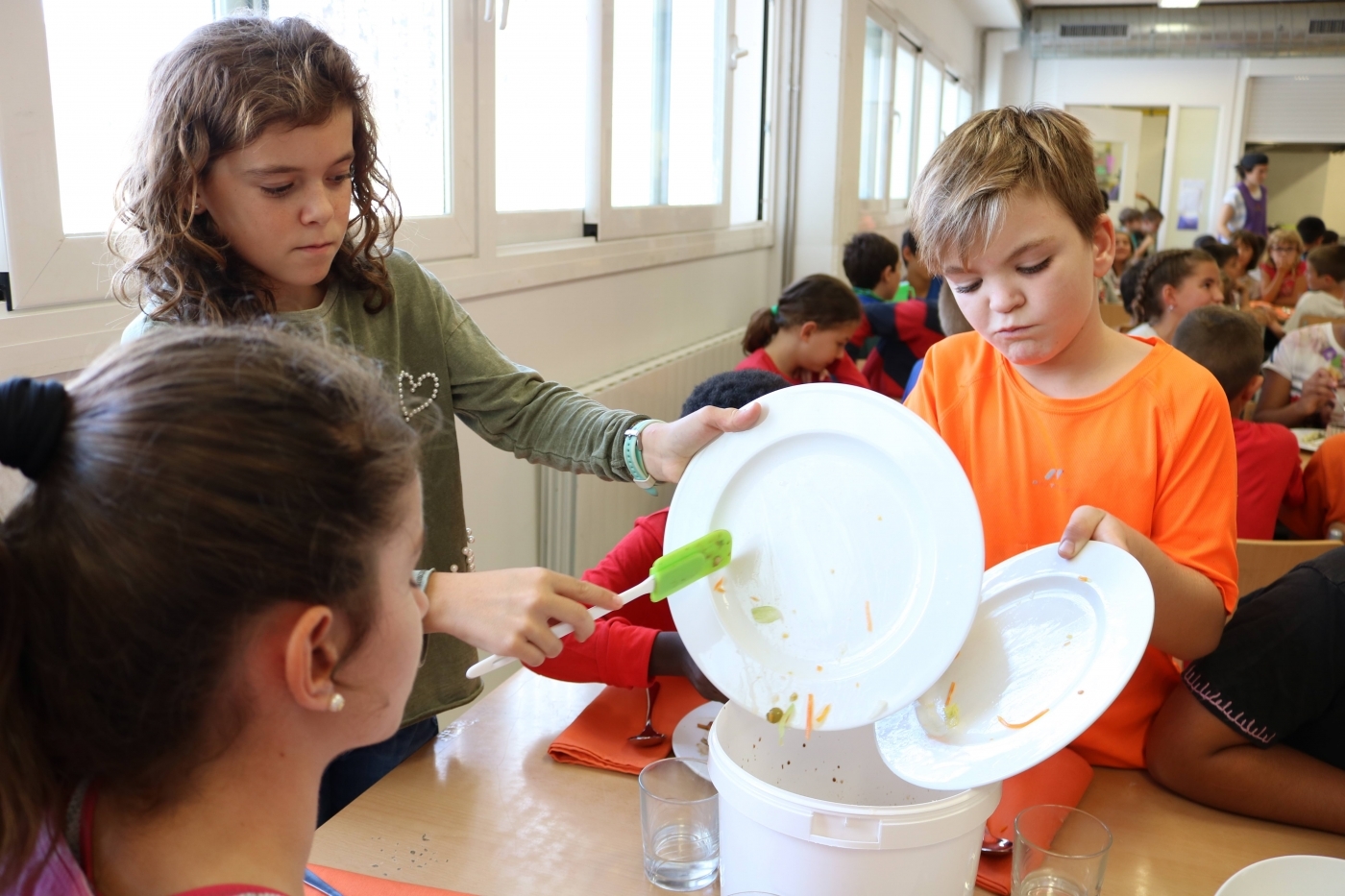 El servei de menjadors Quàlia de l’Associació Alba s'adhereix al projecte "Pesa i pensa" contra el malbaratament d'aliments a l'escola.