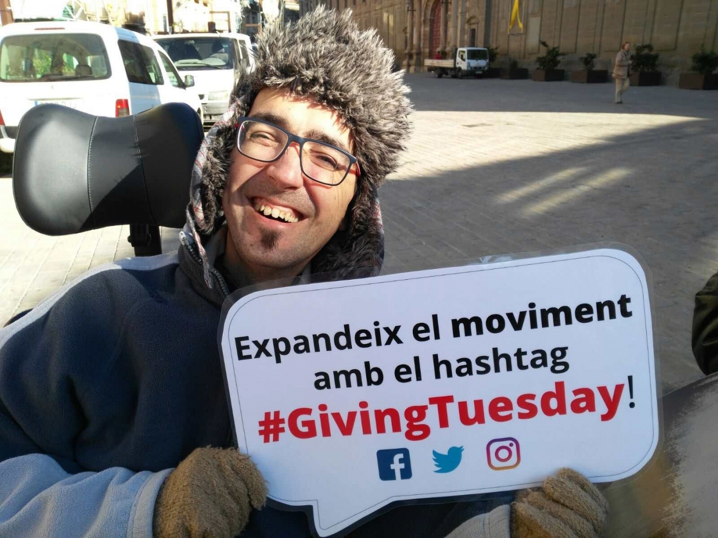 Alba surt al carrer per donar a conèixer la campanya mundial del #GivingTuesday, "Un dia per donar".