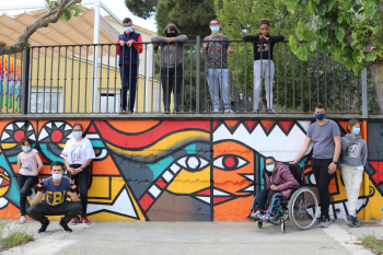 L'Escola Alba de Tàrrega llueix un nou mural que reivindica la diversitat i la inclusió.