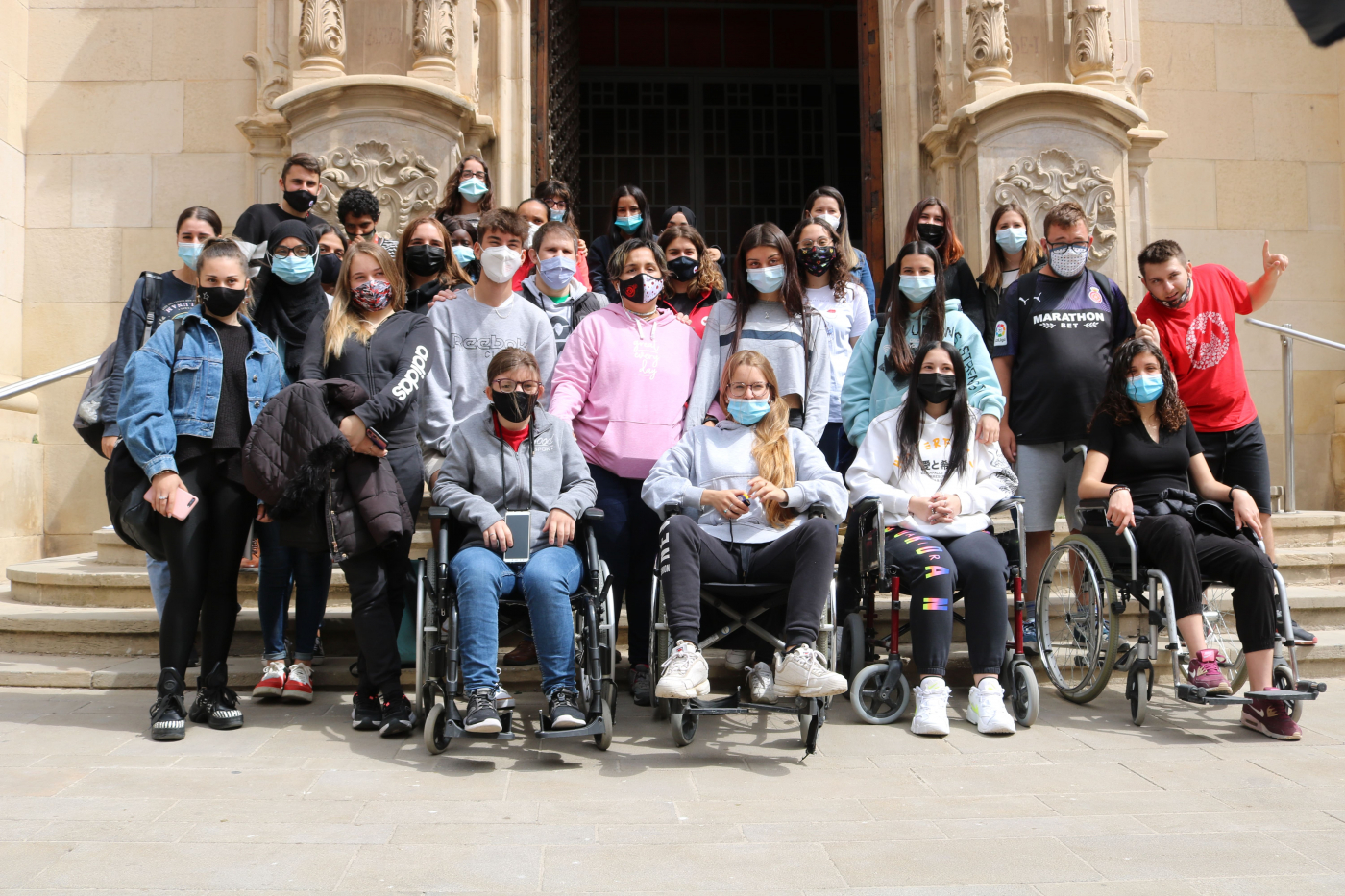 Joves del Grup Alba i de l’Escola Vedruna Tàrrega analitzen l’accessibilitat d’una vintena d’equipaments públics de la ciutat.
