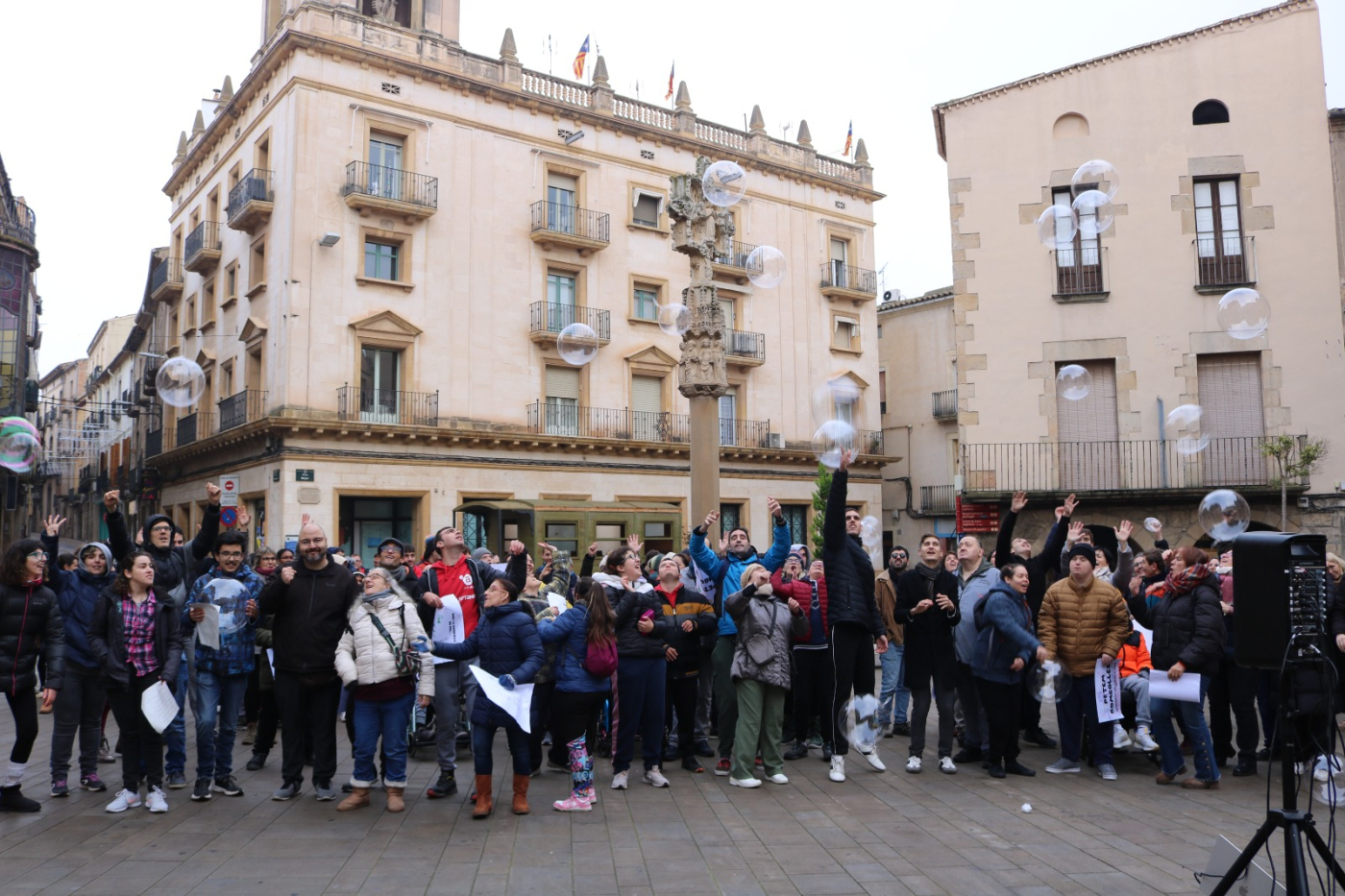 Tàrrega celebra el Dia Mundial de les Persones amb Discapacitat amb la campanya “Petem bombolles” de l’Associació Alba.