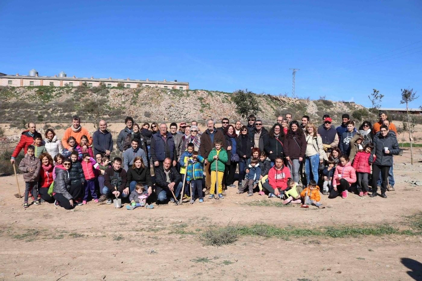 Entitats i veïns de Sant Martí de Riucorb planten els primers arbres dels futurs Jardins de la Vall del Corb