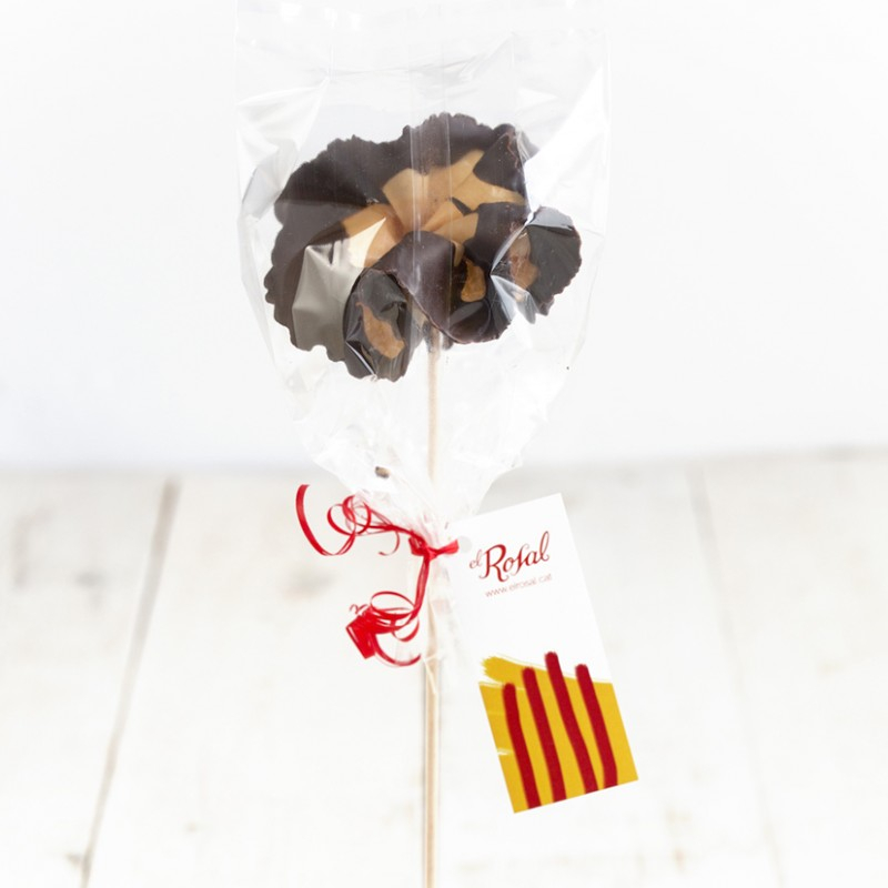 El Rosal supera la previsió i ven fins a 10.000 roses de galeta i xocolata per Sant Jordi