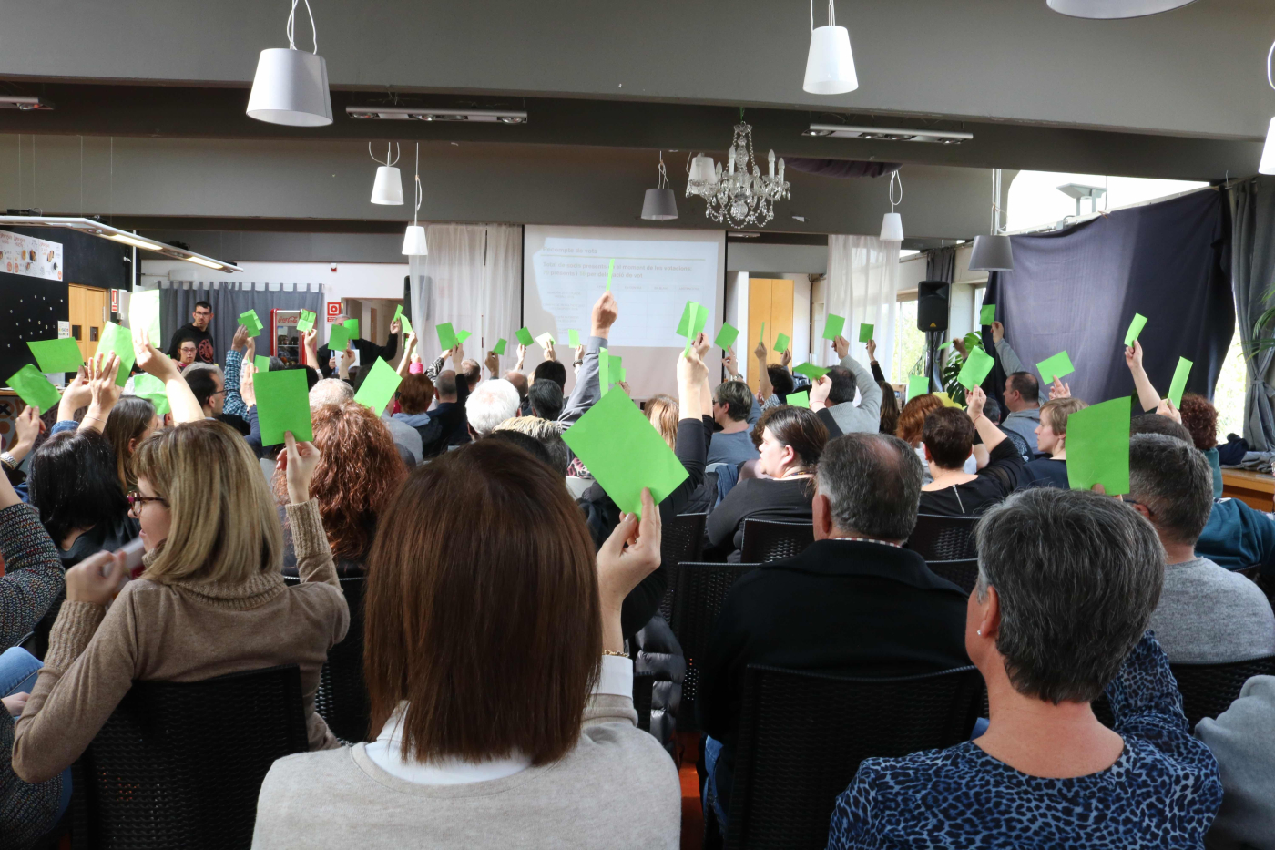 Celebrem l'Assemblea General de Socis amb la necessitat urgent d'aconseguir places d'habitatge per les persones.